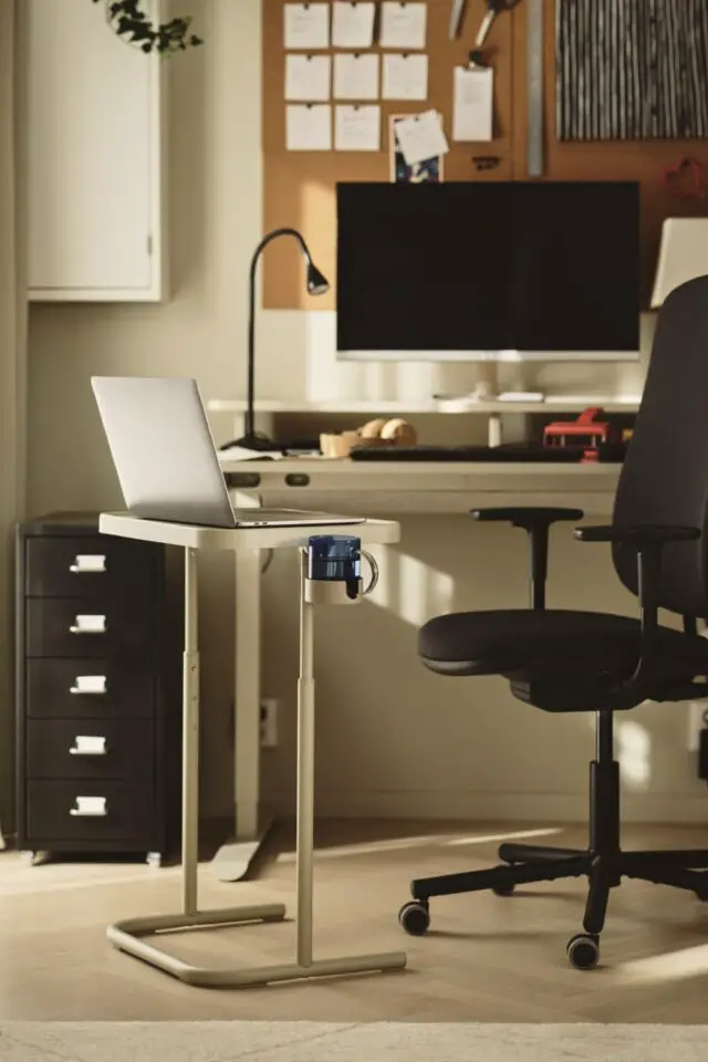 accessoire organisation bureau à domicile IKEA table d'appoint pour ordinateur portable avec espace pour poser une tasse pratique 