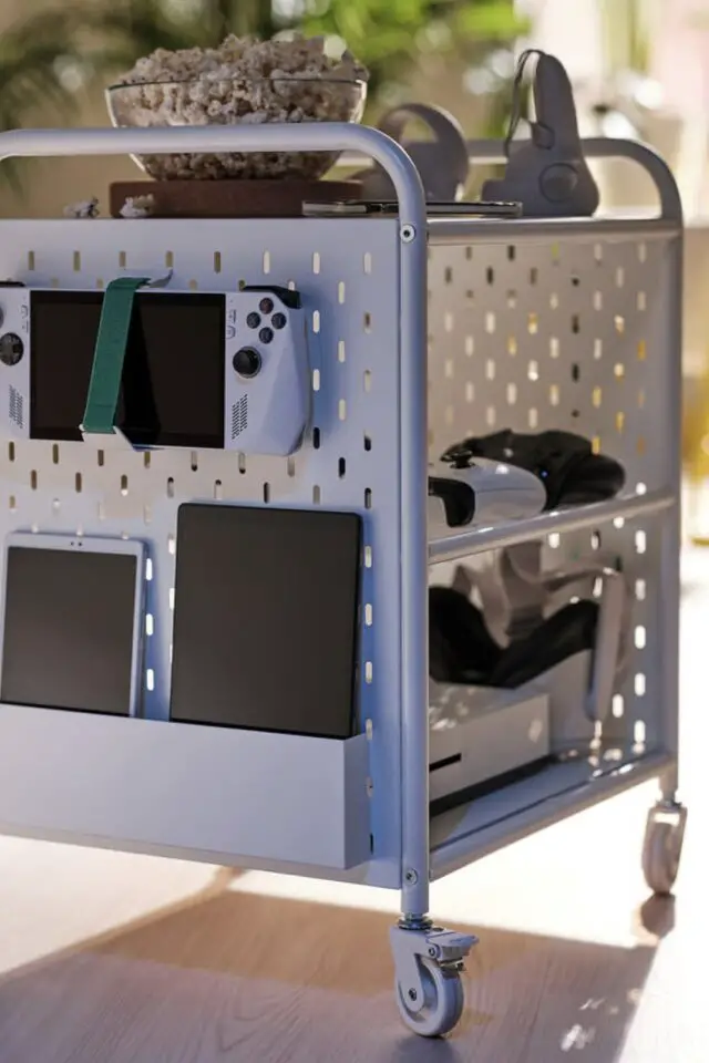 Petite desserte IKEA hyper pratique rangement accessoire gaming blanche avec parois perforées 