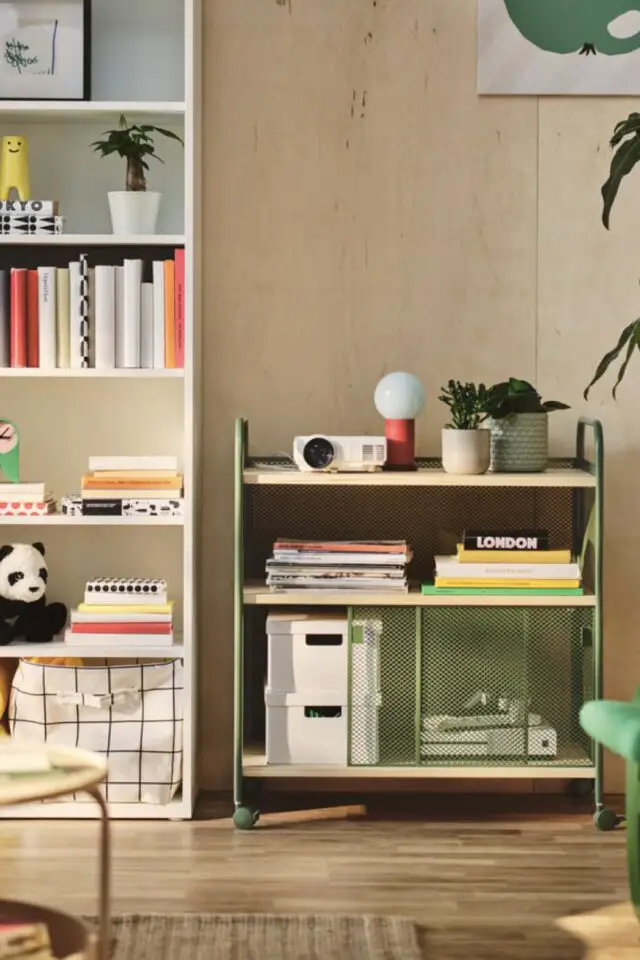 Petit meuble de rangement avec porte coulissante et roulettes accessoire pour organiser le bureau à domicile IKEA 