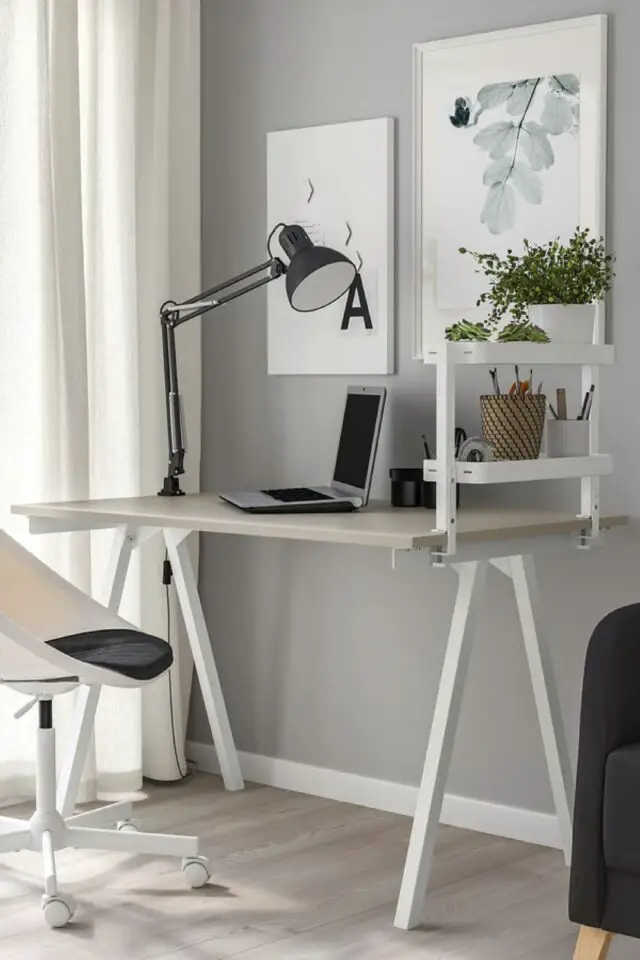 Rangement décoratif bureau IKEA petite étagère d'appoint à fixer sur le bureau tablette idée maline gain de place 