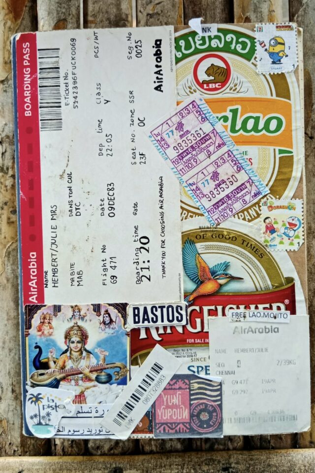 couverture de journal de voyage billet d'avion et ticket de bus étiquettes de bières et stickers couverture de journal de voyage billet d'avion et ticket de bus étiquettes de bières et stickers