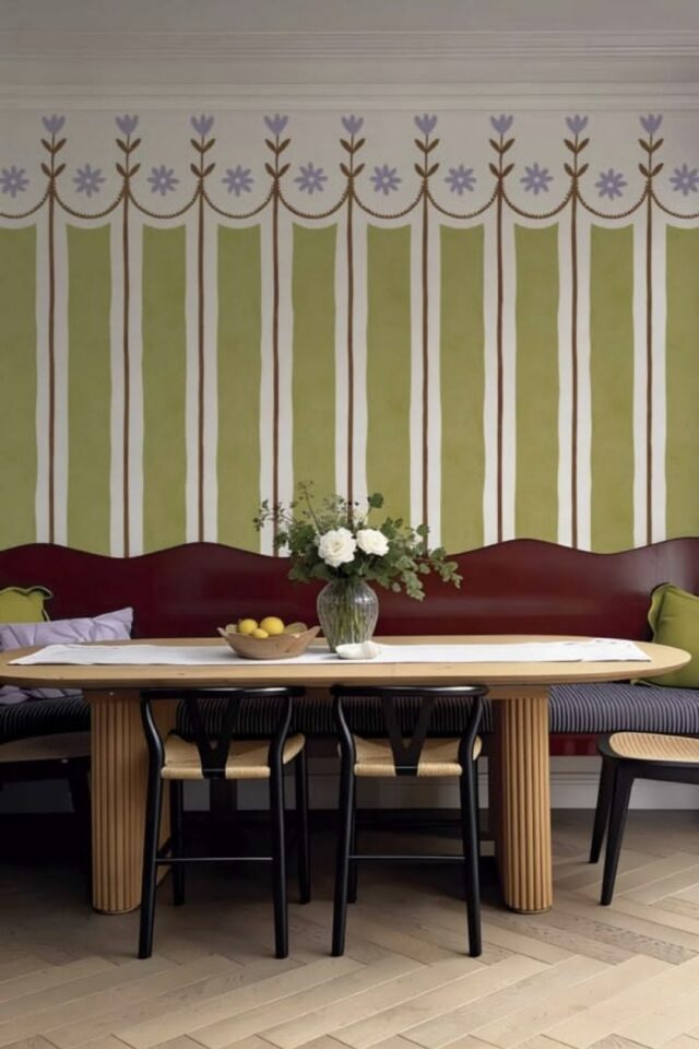 papier peint whimsical rayures originales vertes avec petites fleurs parme pastel banquette bordeau et table ovale 
