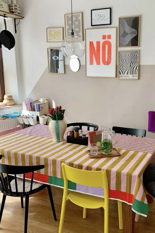 salle à manger moderne whimsical chaises dépareillées jaune et noires nappe rayée