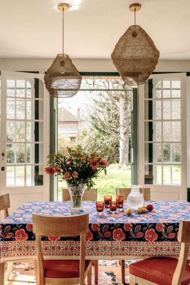 nappe fleurie sur fond bleu salle à manger 