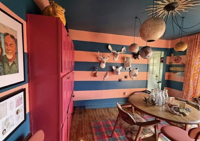 salle à manger whimsical mur peinture rayures bleu et orange meuble vintage rouge