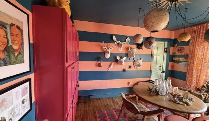salle à manger whimsical mur peinture rayures bleu et orange meuble vintage rouge