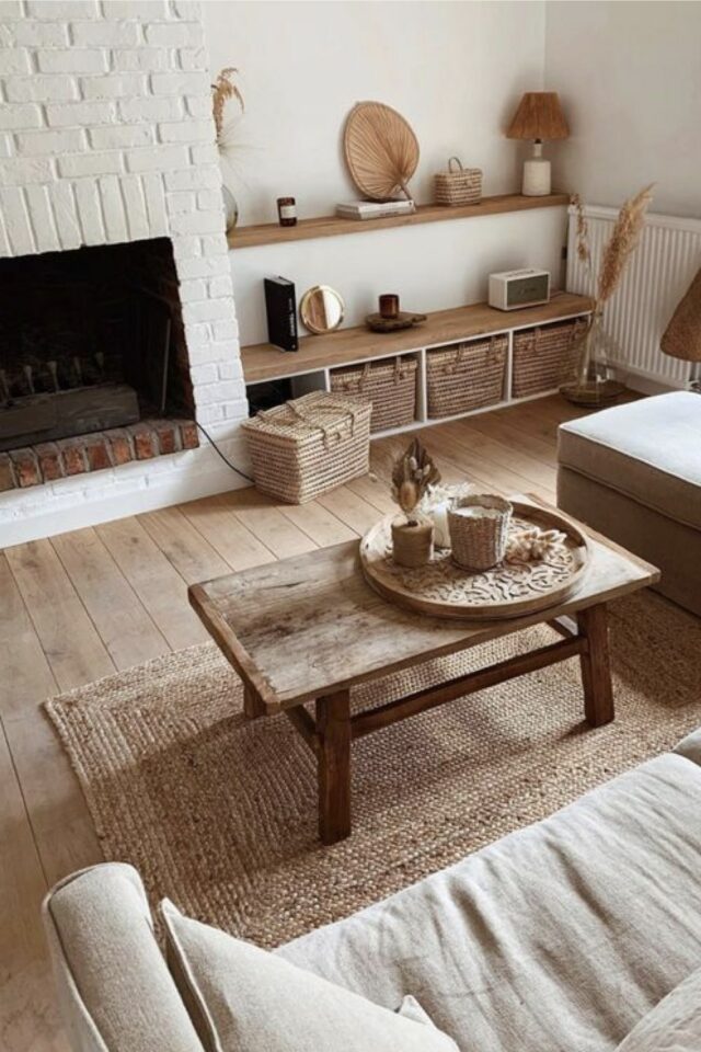 salon écru avec parquet et cheminée en briques peintes table basse en bois et petit tapis en jute salon écru avec parquet et cheminée en briques peintes table basse en bois et petit tapis en jute