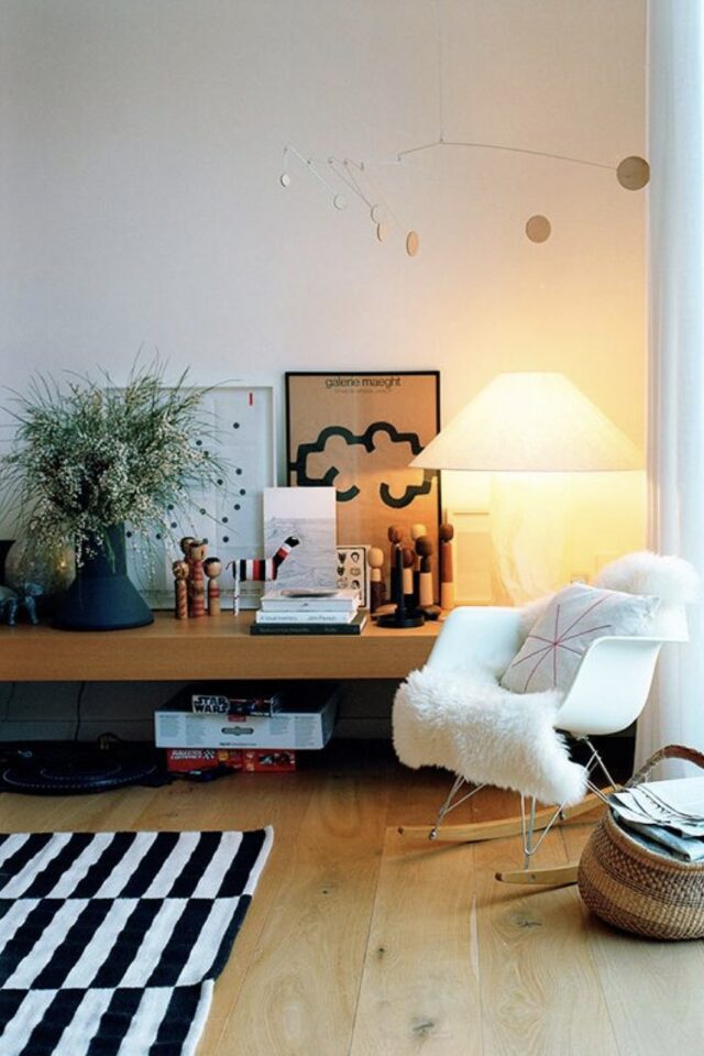 lampe blanche lampadapaire design à côté d'un petit fauteuil à bascule Eames pour une déco plus cosy dans le salon lampe blanche lampadapaire design à côté d'un petit fauteuil à bascule Eames pour une déco plus cosy dans le salon