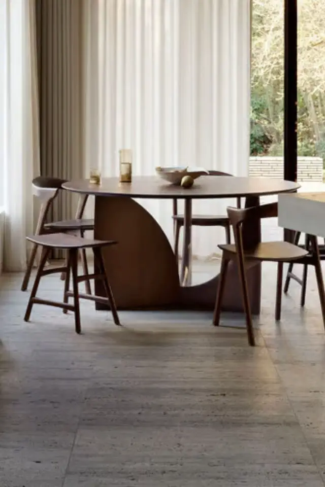 table ronde 8 personnes salle à manger bois pied design chaise tabouret idée décoration chic 