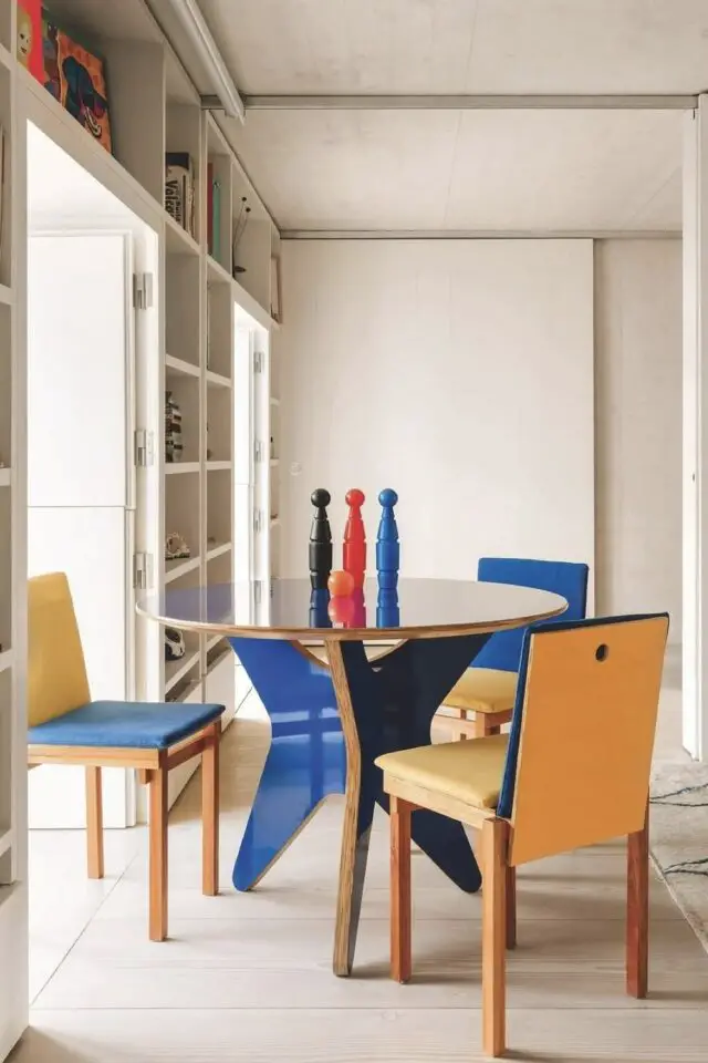petite table ronde colorée bleu électrique piètement central original chaise couleur ambiance design moderne 
