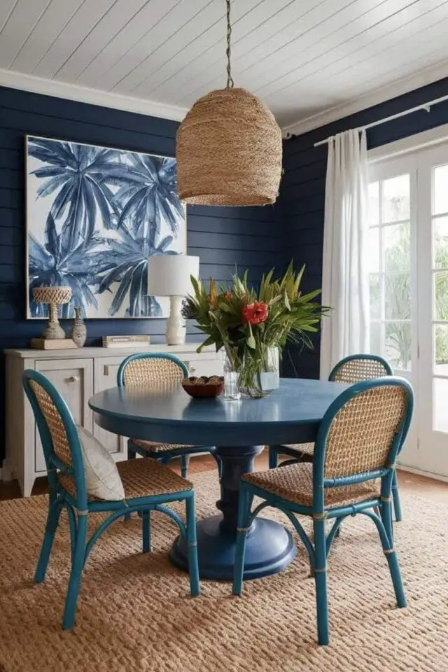 idée relooking table ronde de salle à manger peinture bleue ambiance bord de mer moderne mur labris bleu marine chaise cannage et bleu lagon luminaire en fibres naturelles 