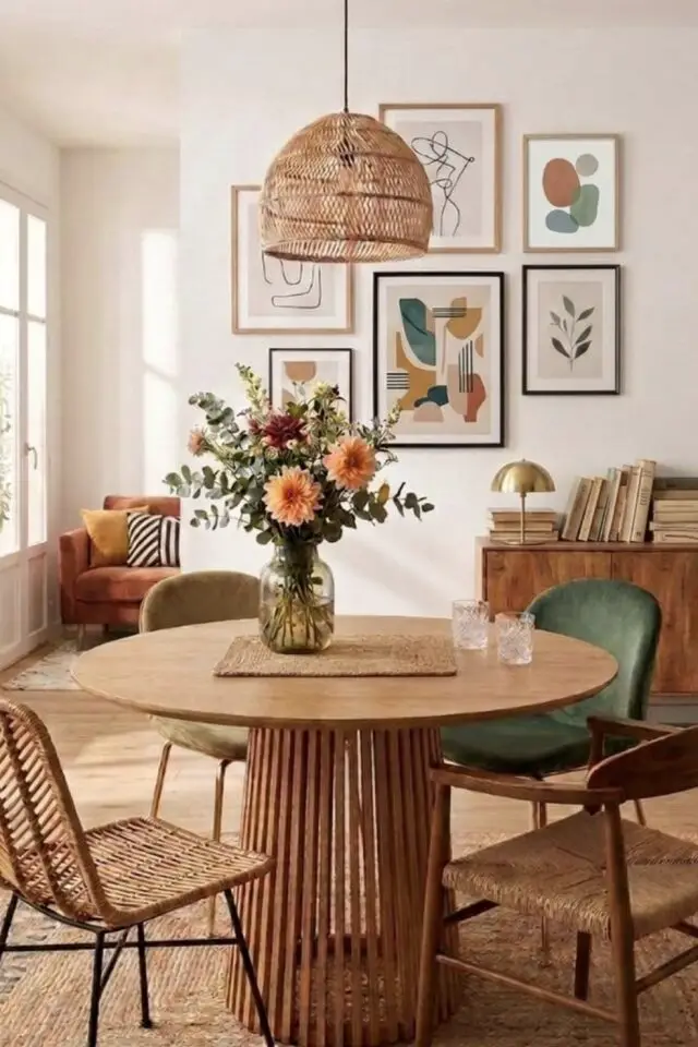 salle à manger conviviale table ronde en bois centre de table plateau vase en verre bouquet de fleur décoration moderne et simple 