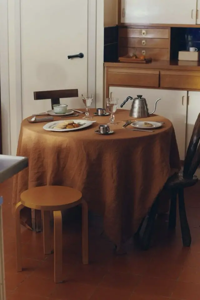 décoration salle à manger table ronde nappe couleur caramel idée décoration simple à copier 