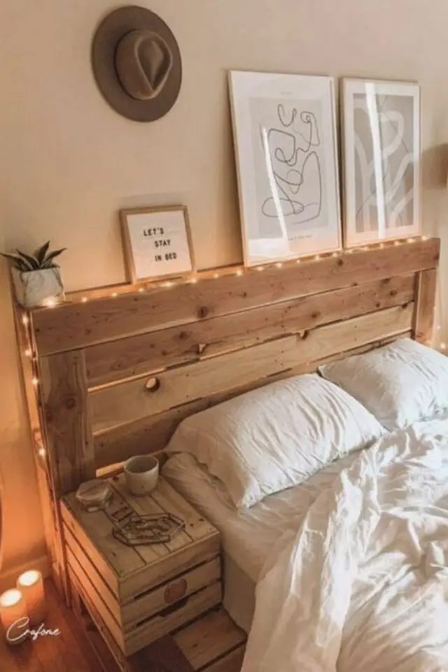 tête de lit en palette avec petite guirlande lumineuse table de chevet DIY cagette de fruit décoration chambre chaleureuse et moderne tête de lit en palette avec petite guirlande lumineuse table de chevet DIY cagette de fruit décoration chambre chaleureuse et moderne