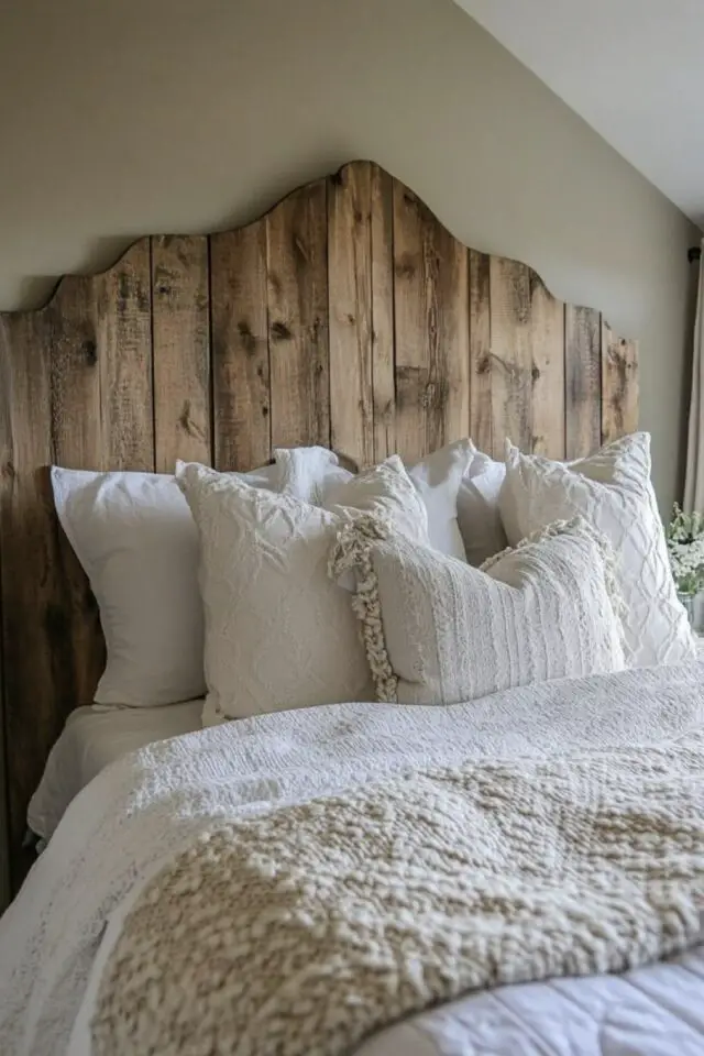 tête de lit en palette forme originale découpe scie sauteuse idée à copier décoration chambre parentale mansardée tête de lit en palette forme originale découpe scie sauteuse idée à copier décoration chambre parentale mansardée