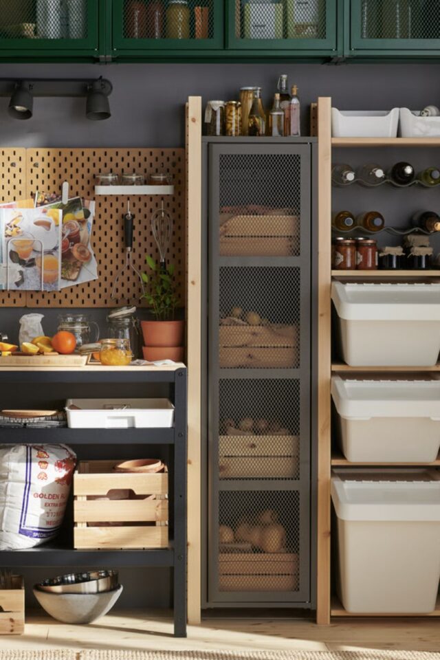 Aménagement arrière-cuisine IKEA établi avec plan de travail pegboard mural meuble avec porte en métal perforé et bac de recyclage 