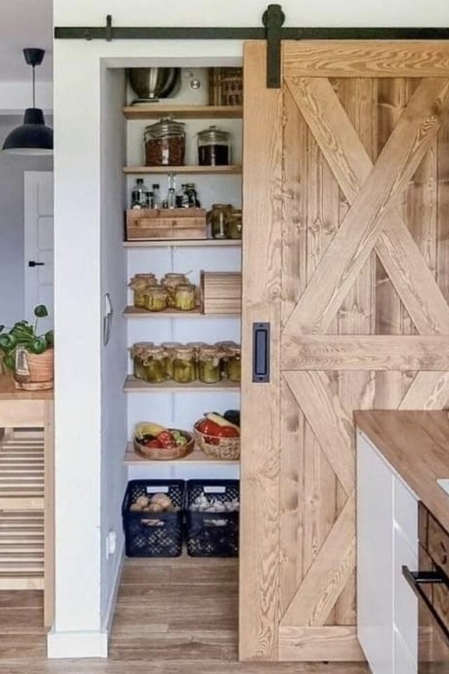 renfoncement dans la cuisine aménagé en arrière-cuisine étagère murale rangement séparé avec une porte coulissante en bois 