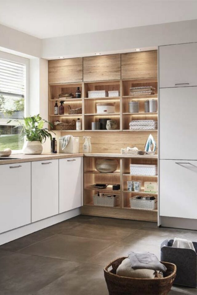 mobilier et aménagement sur mesure pour l'arrière cuisine meuble avec porte niches en bois solution idéale propriétaire de maison 