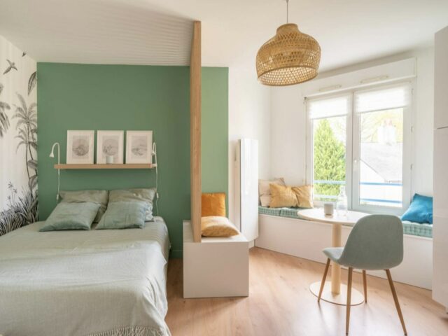 architecture intérieure aménagement studio 30m2 banquette sur mesure sous la fenêtre 