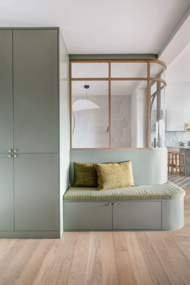 architecture intérieure aménagement entrée banquette avec rangement coussin vert 