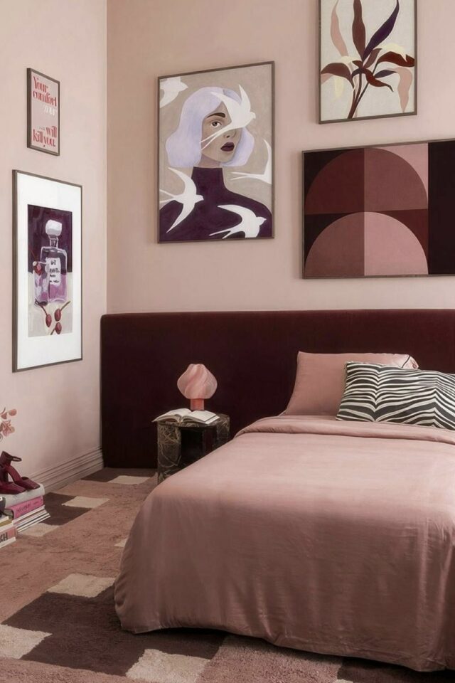chambre adulte aux murs rose poudré peinture tête de lit comme un soubassement burgundy linge de lit rose affiche murale moderne 