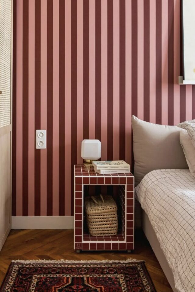papier peint à rayures burgundy et rose poudré mur accent chambre parentale table de chevet à faire soi-même carrelage bordeaux 