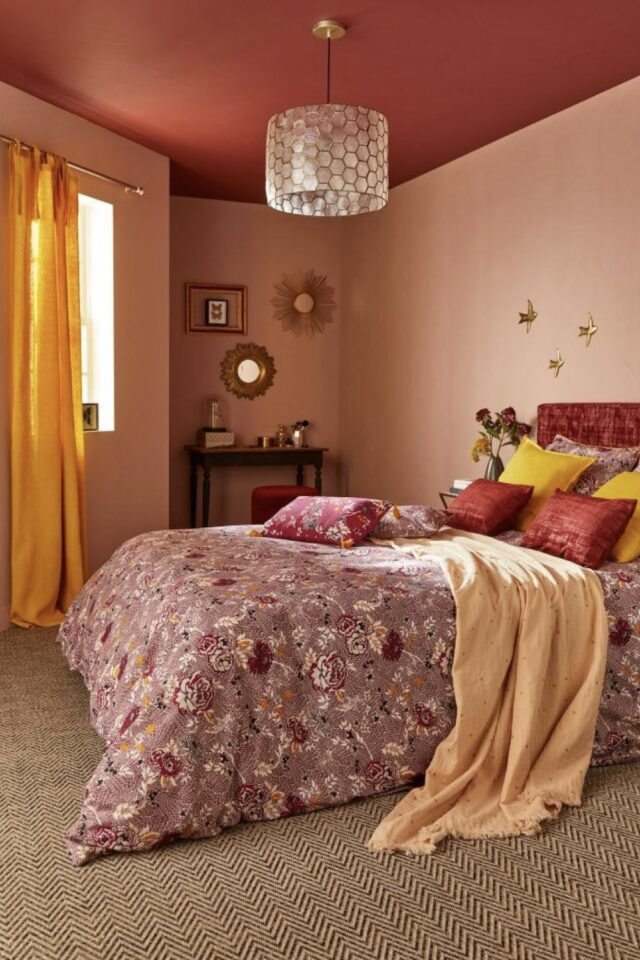 Petite chambre colorée mur rose plafond peint bordeaux burgundy rideaux jaune moquette grise chevron 