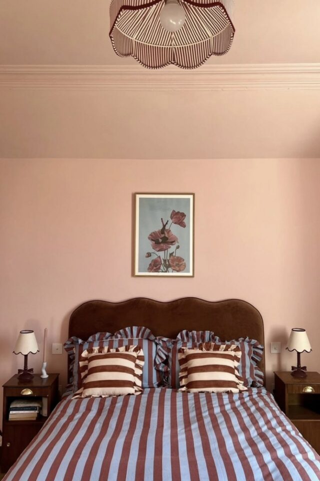 chambre peinte en vieux rose mur et plafond tête de lit contraste couleur burgundy housse de couette et taie d'oreiller rayure bleu ciel et bordeaux 