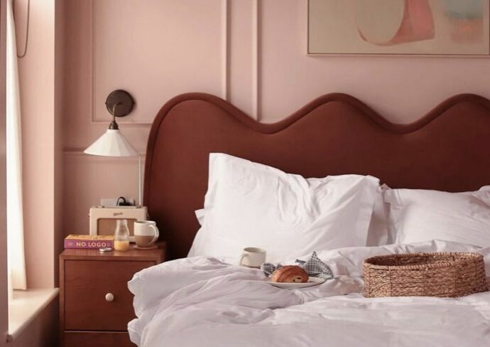 chambre mur rose avec moulures et tête de lit ondulé burgundy