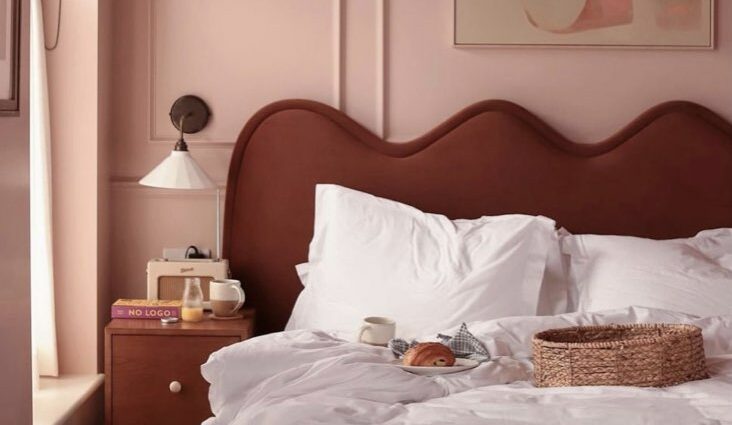 chambre mur rose avec moulures et tête de lit ondulé burgundy