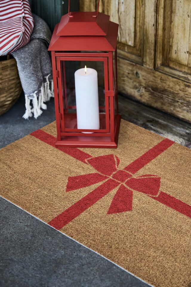 paillasson en coco avec motif noeud rouge entrée maison Noël paillasson en coco avec motif noeud rouge entrée maison Noël