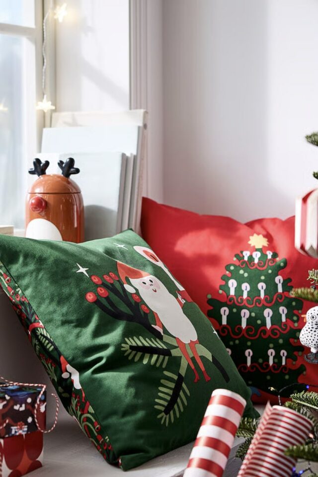 décoration maison pour Noël housse de coussin rouge et vert motif père Noël et sapin pas cher IKEA décoration maison pour Noël housse de coussin rouge et vert motif père Noël et sapin pas cher IKEA
