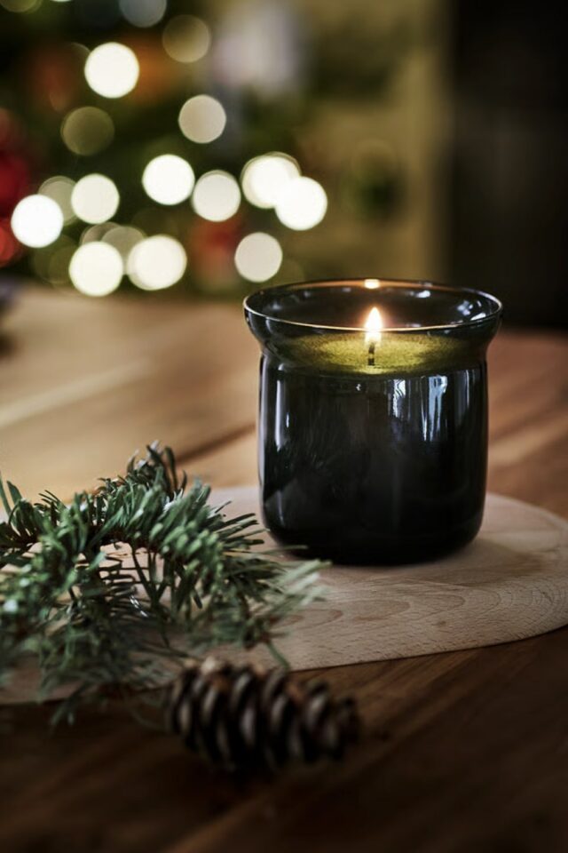 bougie parfumée dans un verre vert ambiance de noël IKEA bougie parfumée dans un verre vert ambiance de noël IKEA