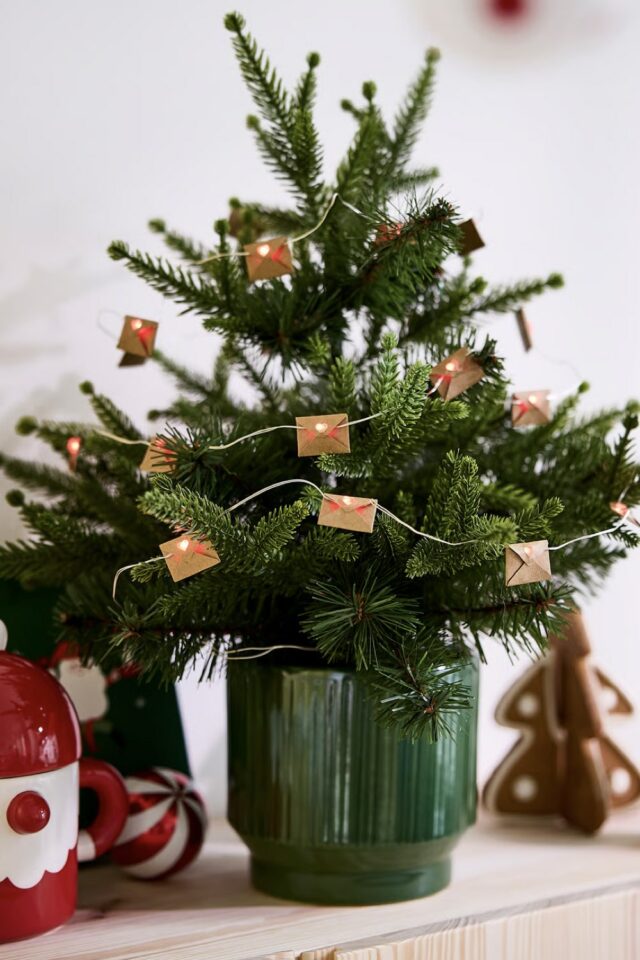 petit sapin déco à poser sur le buffet guirlande lumineuse et cache-pot en céramique vert décoration noël maison IKEA petit sapin déco à poser sur le buffet guirlande lumineuse et cache-pot en céramique vert décoration noël maison IKEA