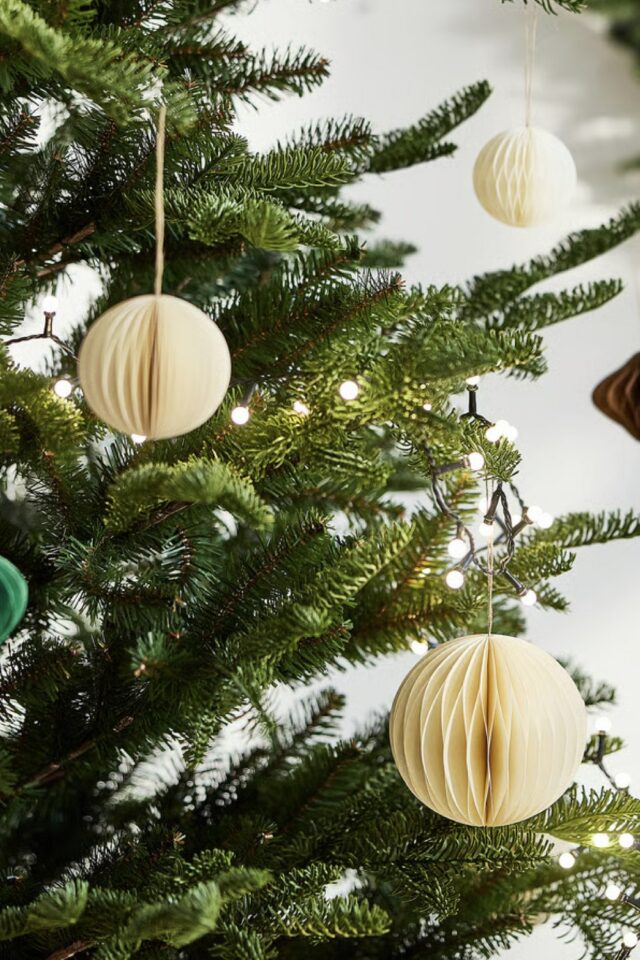 boule de sapin de noël en papier blanc naturel IKEA boule de sapin de noël en papier blanc naturel IKEA
