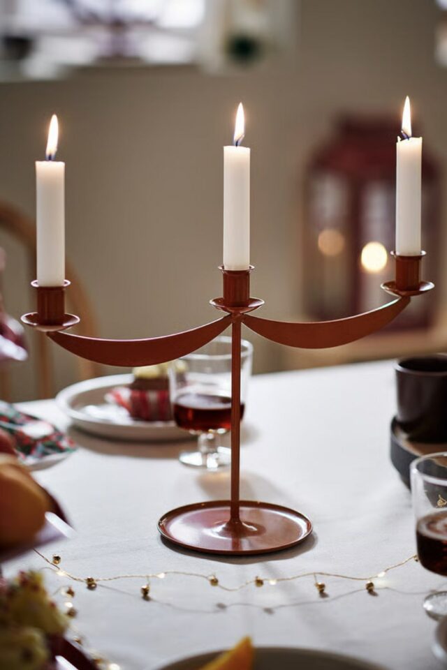accessoire déco de table Noël chandelier bougeoir candélabre rouge IKEA accessoire déco de table Noël chandelier bougeoir candélabre rouge IKEA