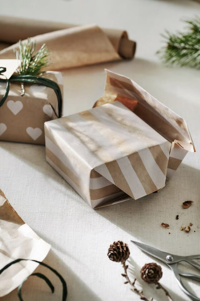 papier cadeau Noël IKEA kraft et blanc inspi moderne papier cadeau Noël IKEA kraft et blanc inspi moderne