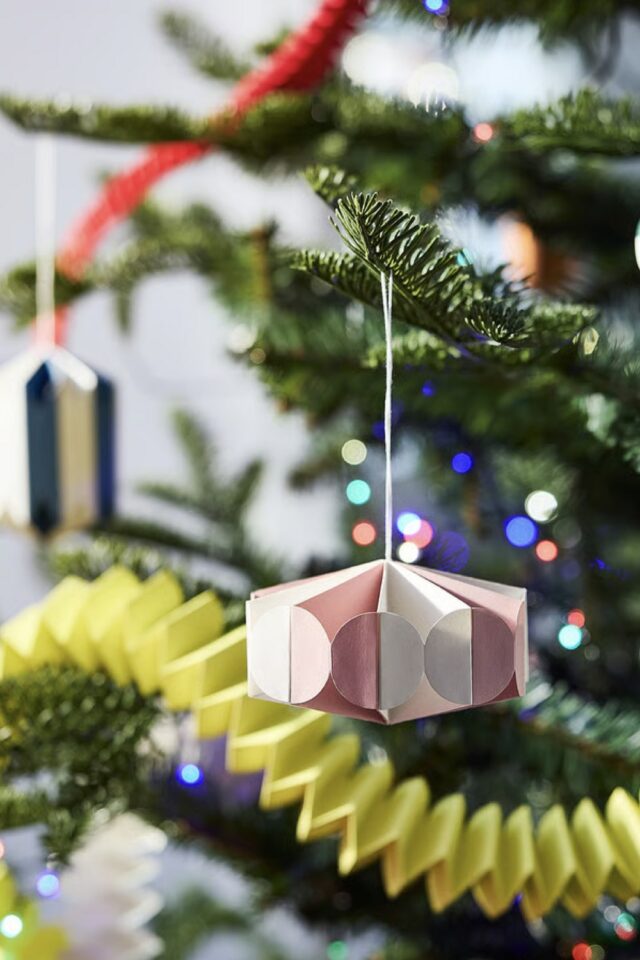 boule de sapin de noël en papier moderne rayures roses et blanches boule de sapin de noël en papier moderne rayures roses et blanches