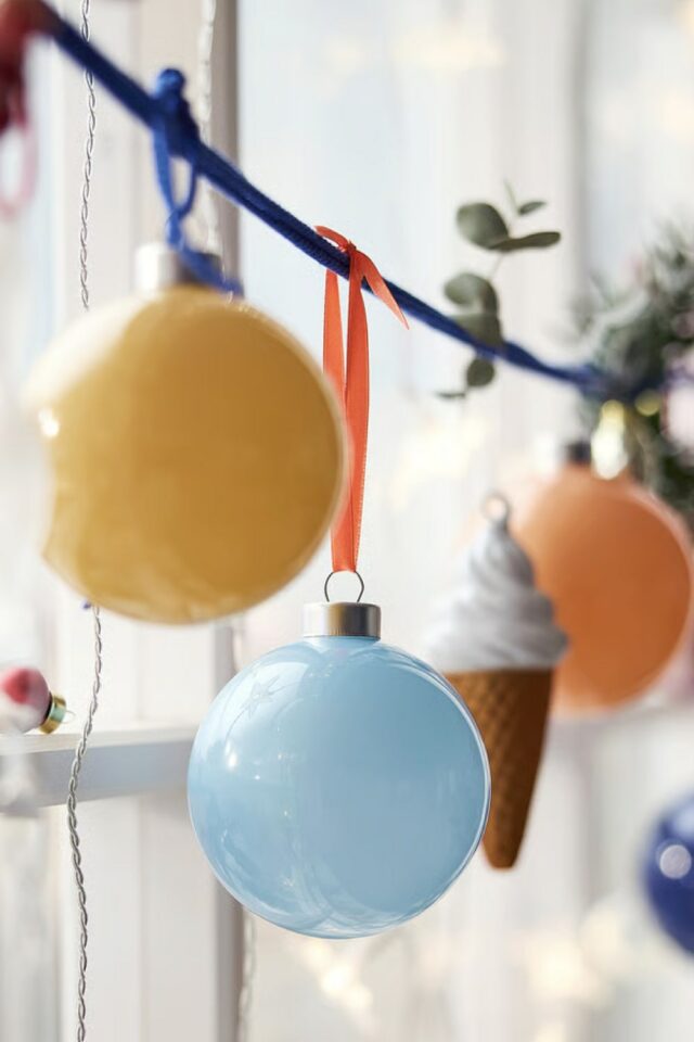 boule de noël en verre IKEA multicolore ambiance dopamine décor univers moderne boule de noël en verre IKEA multicolore ambiance dopamine décor univers moderne