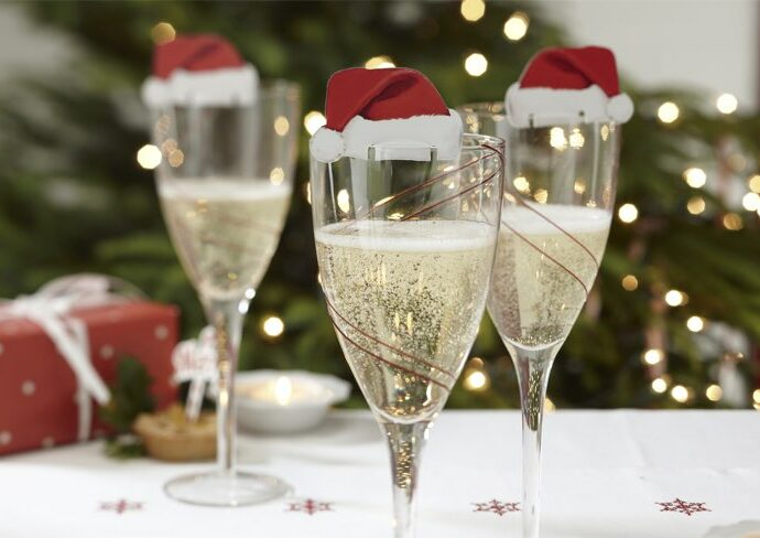 déco verre à pied table de noël idée créative petit chapeau de père noël