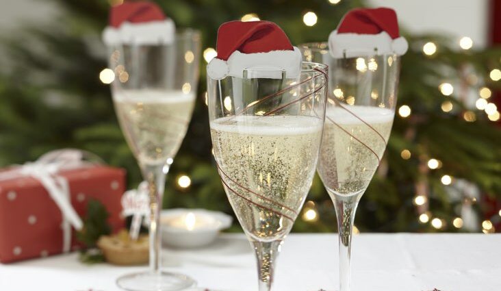 déco verre à pied table de noël idée créative petit chapeau de père noël