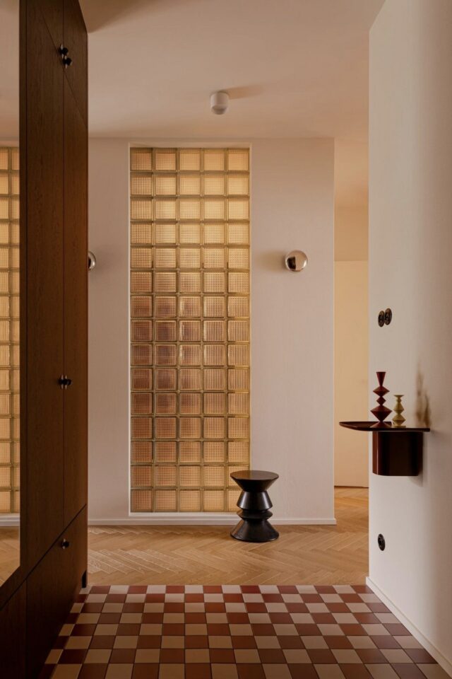 déco d'entrée avec sol en damier parquet bois chevron mur en briques de verre déco d'entrée avec sol en damier parquet bois chevron mur en briques de verre