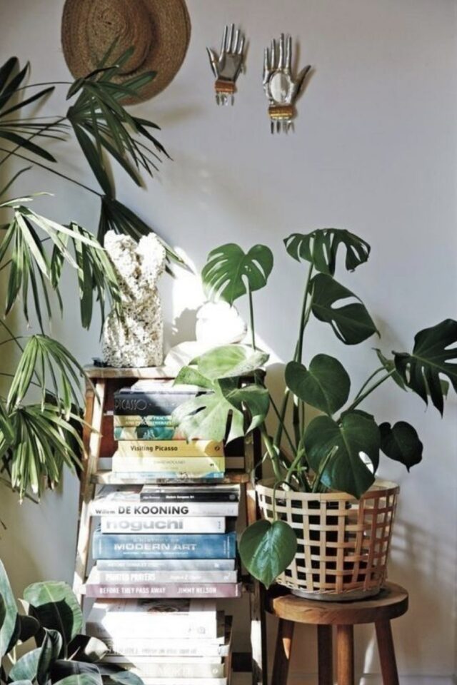 idée décoration intérieur intemporelle pile de livres coincée dans un petit tabouret plantes verte et mains argentées au mur idée décoration intérieur intemporelle pile de livres coincée dans un petit tabouret plantes verte et mains argentées au mur