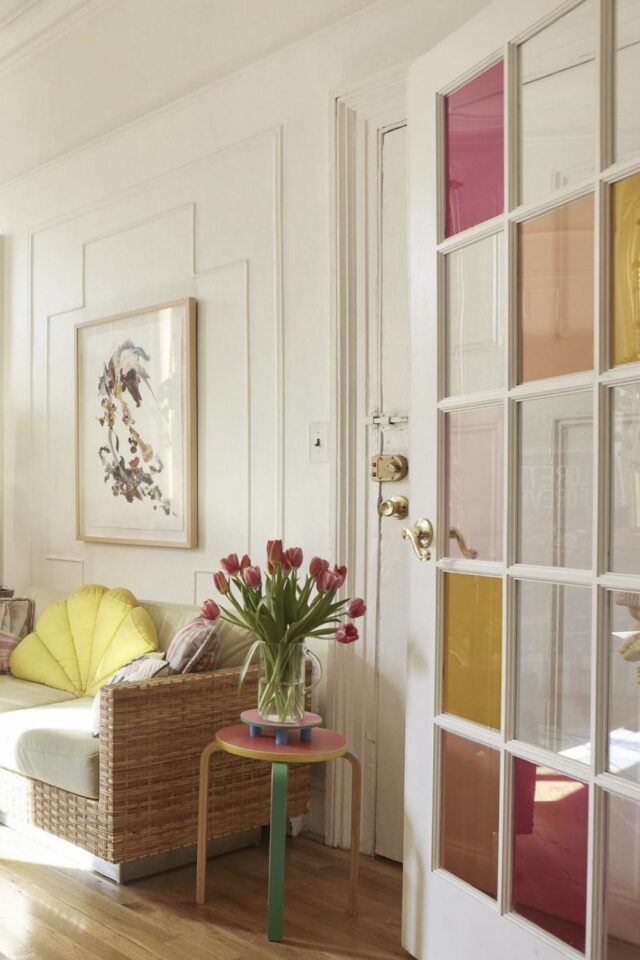 décoration salon canapé extérieur en résine tabouret design coloré porte vitrée avec film de couleur décoration salon canapé extérieur en résine tabouret design coloré porte vitrée avec film de couleur