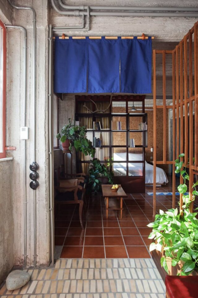 décor maison ancienne éclectique carrelage ancien claustras bois bibliothèque séparation chambre rideaux bleu électrique décor maison ancienne éclectique carrelage ancien claustras bois bibliothèque séparation chambre rideaux bleu électrique