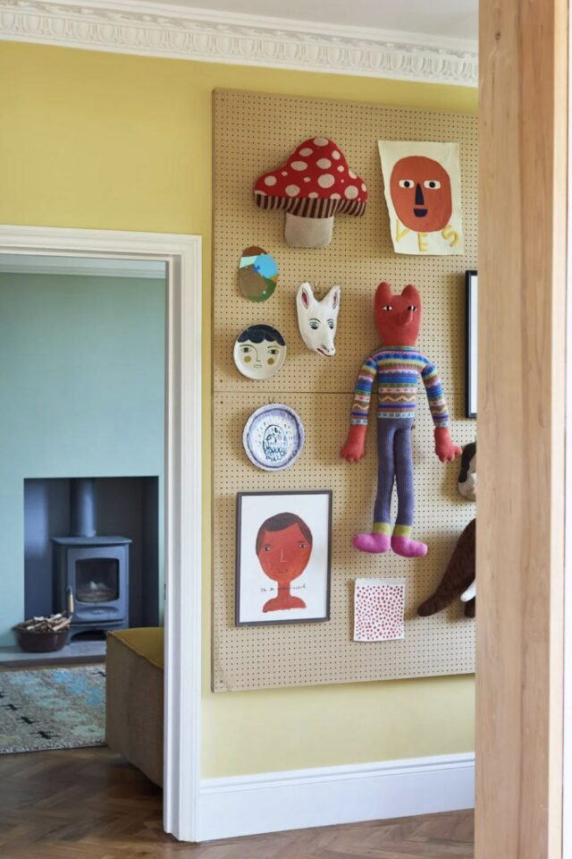 décoration murale couloir originale pegboard et objet ludique accroché assiette dessin d'enfant décoration murale couloir originale pegboard et objet ludique accroché assiette dessin d'enfant