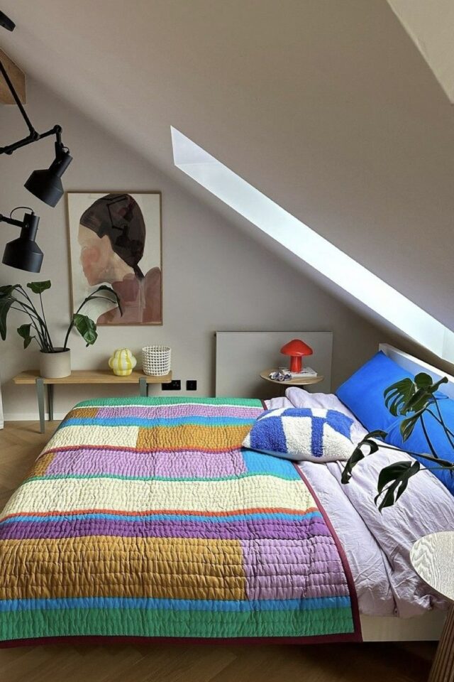 chambre mansardée mur blanc cassé boutis couvre-lit coloré petit espace chambre mansardée mur blanc cassé boutis couvre-lit coloré petit espace
