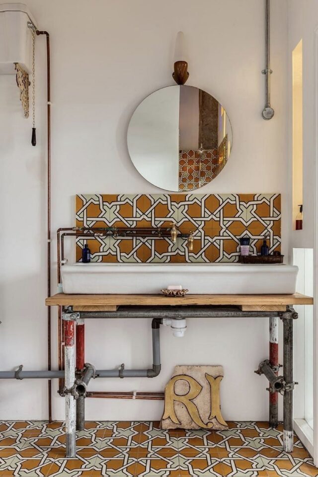 salle de bain carrelage sol et dosseret carreau de ciment ancien vasque longue vintage tuyauterie apparente salle de bain carrelage sol et dosseret carreau de ciment ancien vasque longue vintage tuyauterie apparente