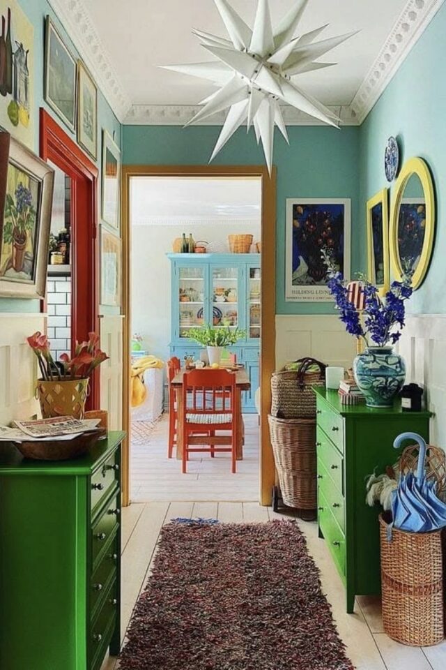 entrée d'appartement plus claire avec un soubassement blanc peinture bleue ciel au dessus meuble relookés en vert et encadrement de portes peints 