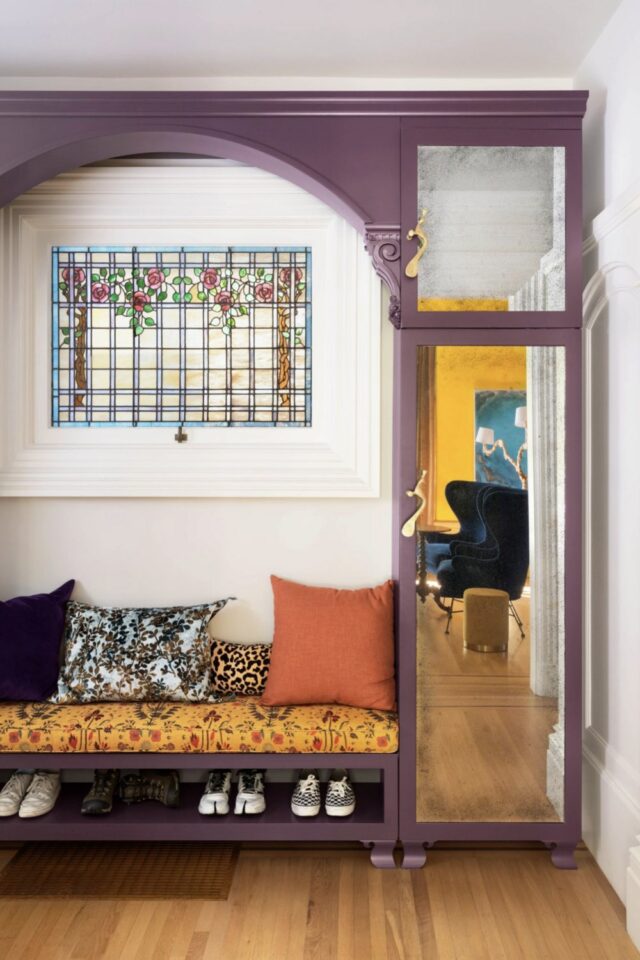 entrée claire et lumineuse peinte en blanc avec meuble violet banquette jaune 